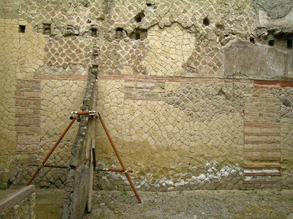 V.15, Herculaneum, May 2005. West wall of portico, south end, on the left is the storeroom/cella penaria.
(described by Monteix as “peristyle baie 4” - Peristyle, “blocked/filled” opening 4).
Photo courtesy of Nicolas Monteix.